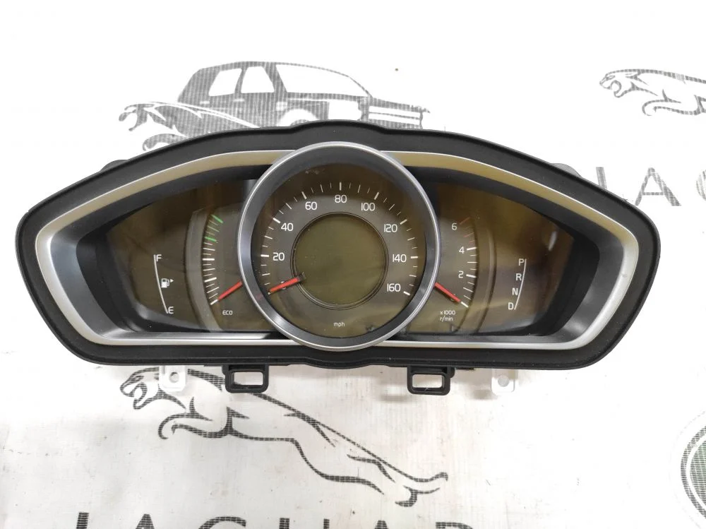 Приборная панель Volvo V40 2012-2016