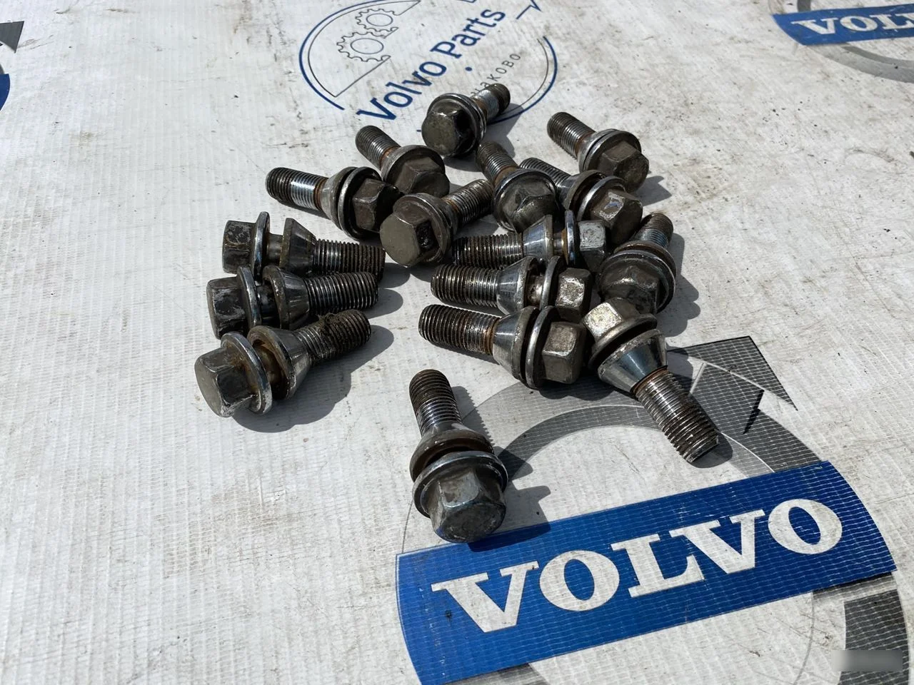 Болт колесный Volvo S60 XC70 V70 S80 XC90 P2